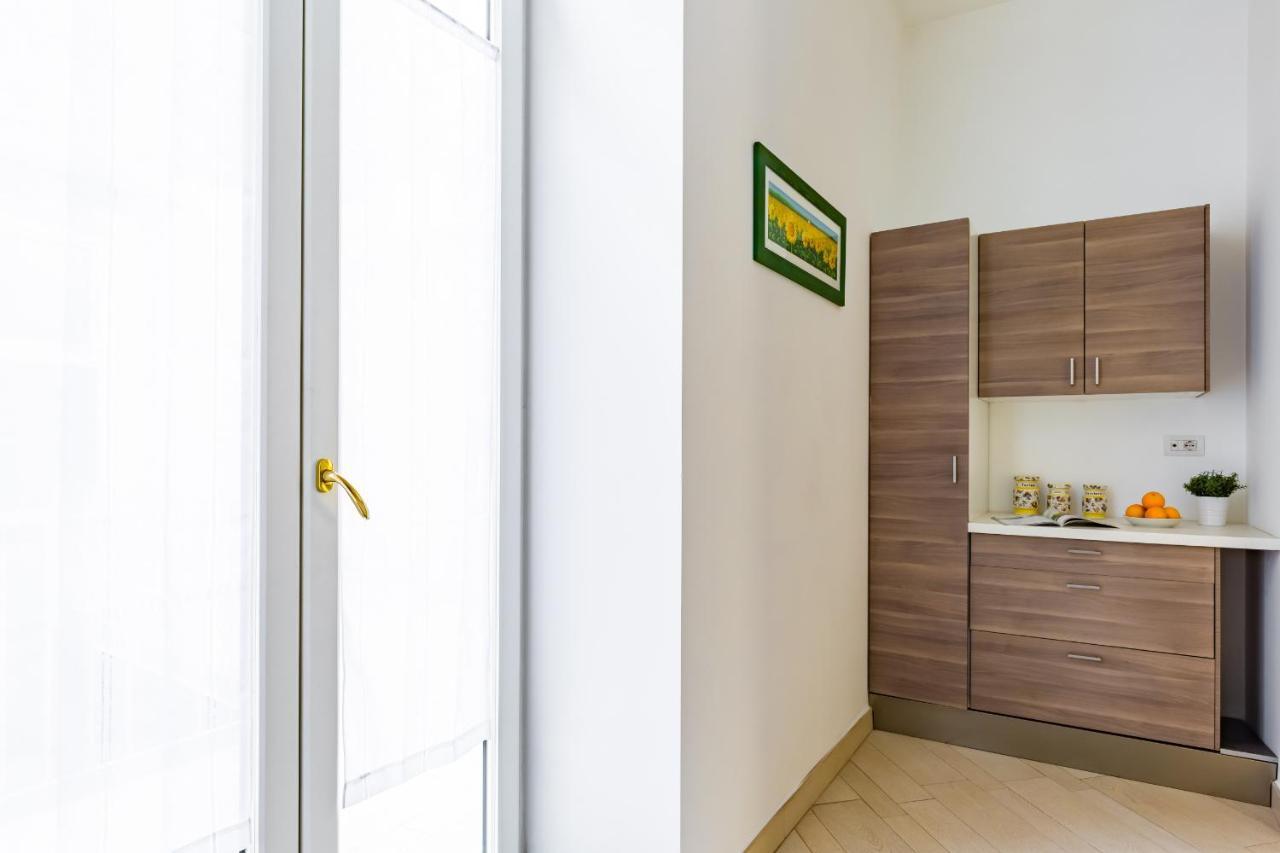 Apartment With Balcony In Palazzo Diaz By Wonderful Italy نابولي المظهر الخارجي الصورة